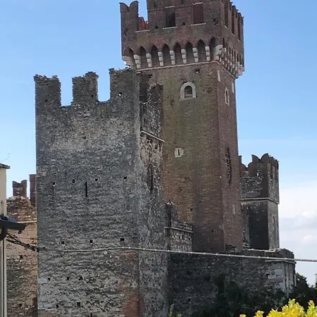 Castello Centro Storico Konukevi