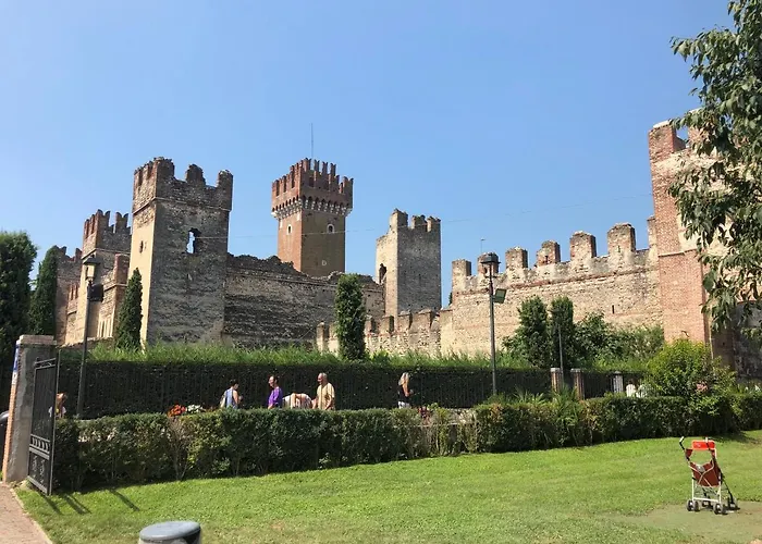 Castello Centro Storico 招待所 拉齐塞