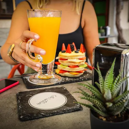 בית הארחה Castello Centro Storico לאזיסה